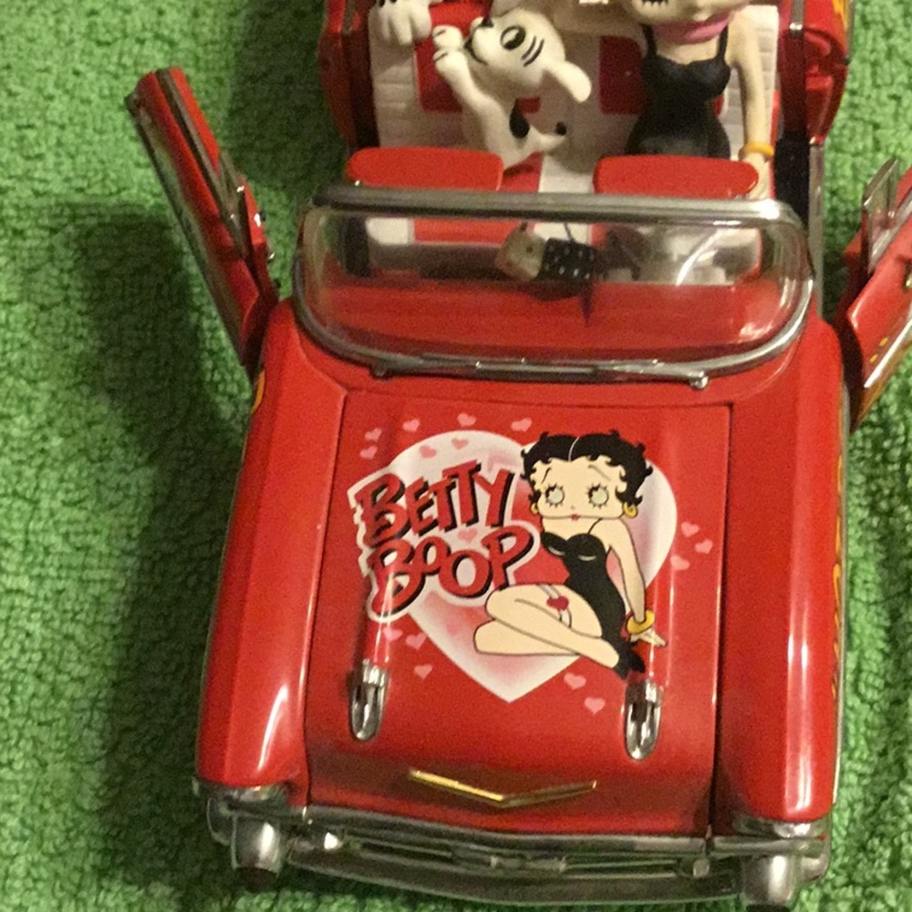 Vintage Betty Boop Red and White Convertible Toy Car - Picture 5 of 14